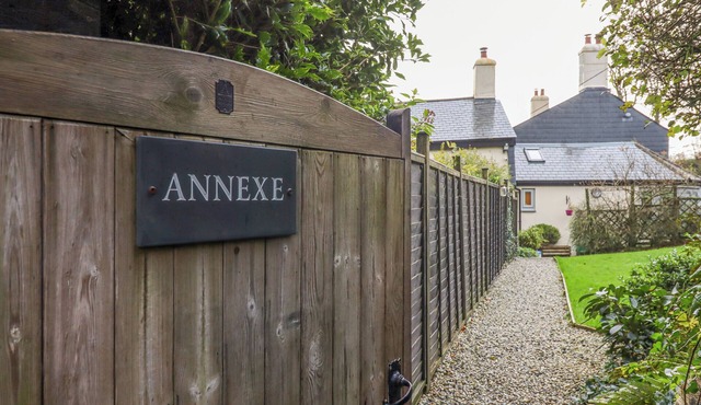THE ANNEXE, pet friendly, with a garden in Sourton Down