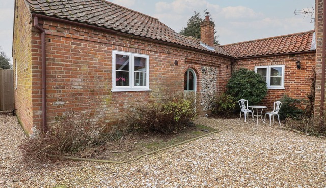 THE ANNEXE, pet friendly, with a garden in Fakenham
