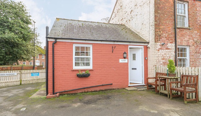 THE ANNEXE, pet friendly in Burgh Le Marsh