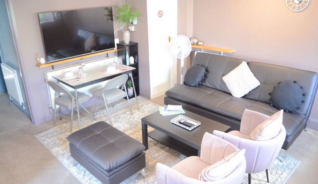 THE ANNEXE, pet friendly, character holiday cottage in Yorkley