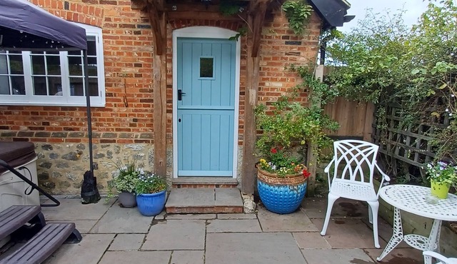 The Annexe -Studio apartment with hot tub in a rural location nr to Leeds Castle