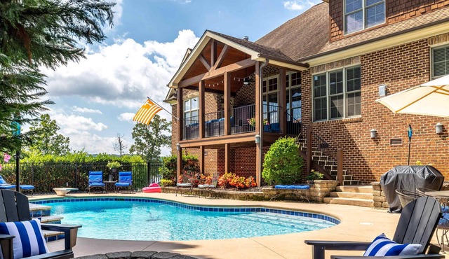 The Annie: Poolside Mansion for Extended Luxury