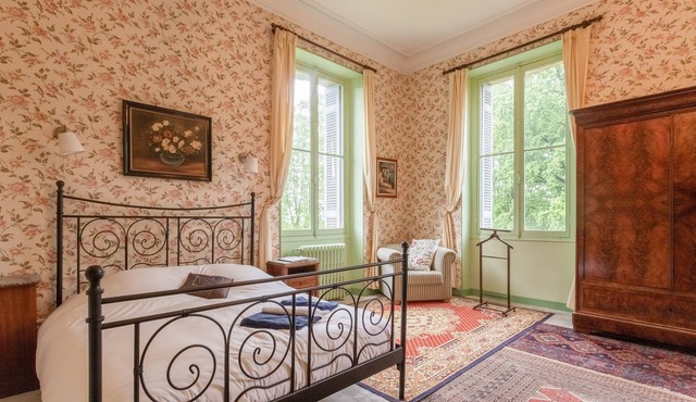 “The Antique Room at Château Habas” with Wi-Fi