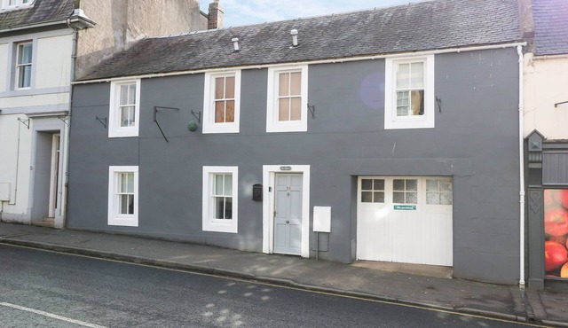 THE ANTLERS, family friendly, character holiday cottage in Coldstream