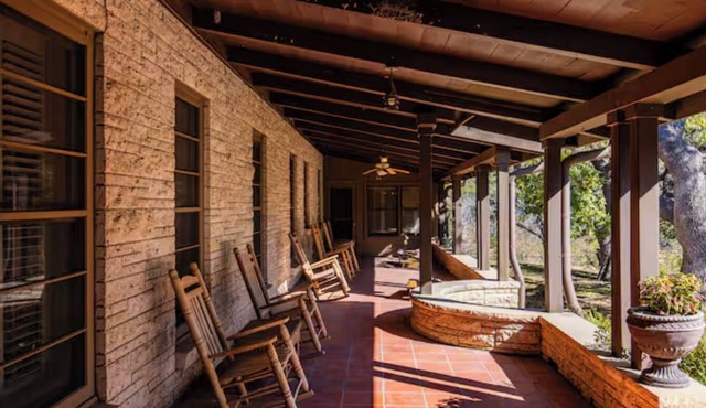 The Apache Suite: Texas Hill Country Resort + Pool