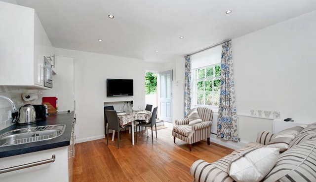 The Apartment, 24 West End Terrace, Winchester