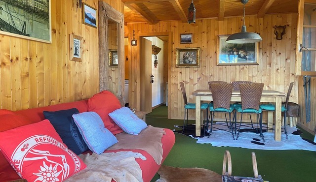 The apartment is in a small 3-storey residence and is ideally located in a quiet area just above the