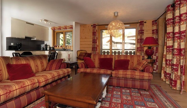 The apartment is just below the Place de la Barboleuse in Gryon:You will find shops, restaurants, te