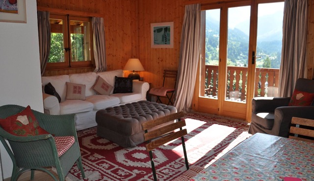 The apartment is located opposite the Bois-Gentil train stop and about 1 km from the departure of th