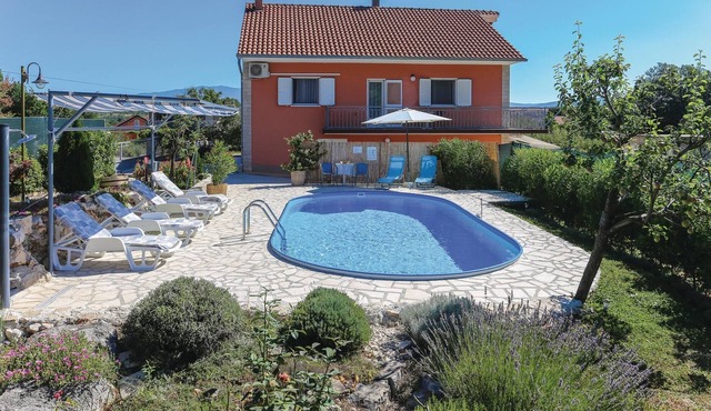 The apartment with pool is located in the middle of greenery, in the small village Vojni.