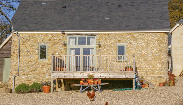THE APPLE BARN AT WYKE FARM, pet friendly in Lyme Regis