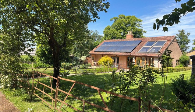 THE APPLE HOUSE, pet friendly, with open fire in Nether Stowey