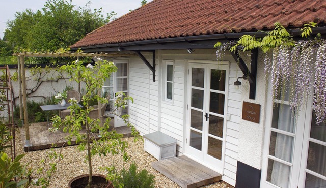 THE APPLE SHED, romantic, character holiday cottage in Exeter