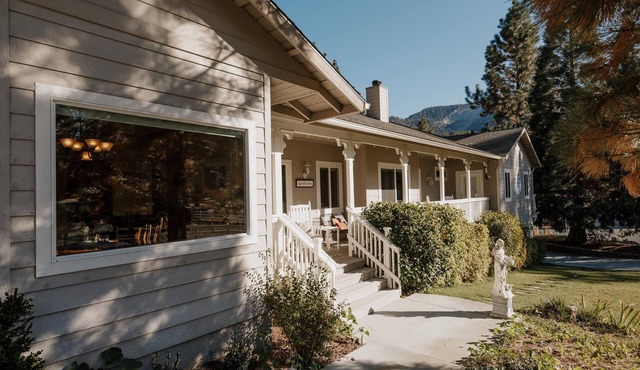 The Applewood Inn - BRIGHT & SPACIOUS Mountain Retreat!