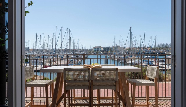 'The Aquarium' Waterfront Apartment