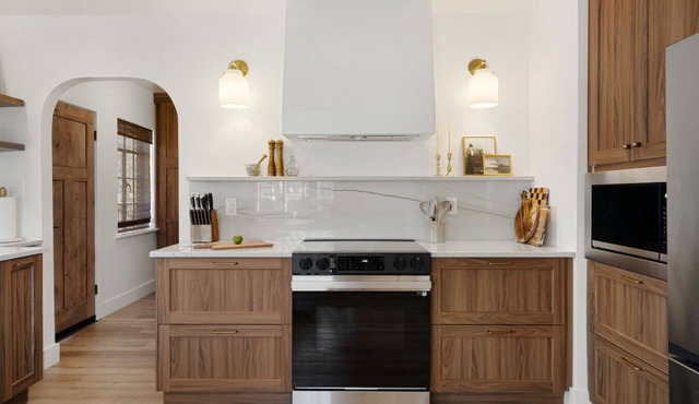 The Arched Brick House: Fully Remodeled Home Walking Distance to Downtown