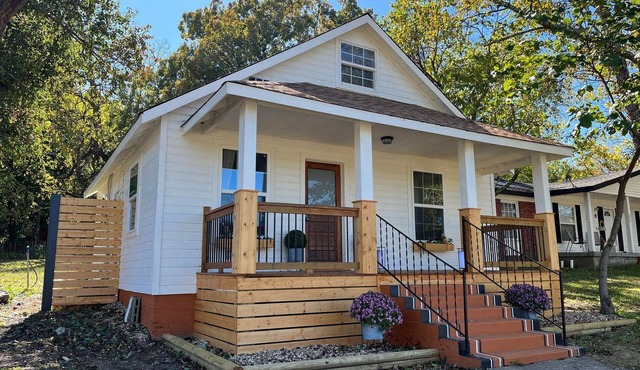 The Archer House - 1 Block from Spring River. 2 Bedrooms + Loft Bedroom!