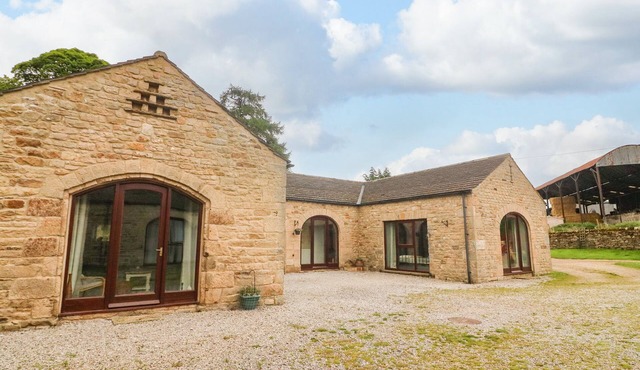 THE ARCHES LARKLANDS, pet friendly, with a garden in Richmond