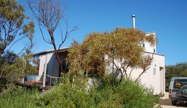 The Architects House - Architecturally designed home in a scrubland setting with native birdlife and a bush track to the beach