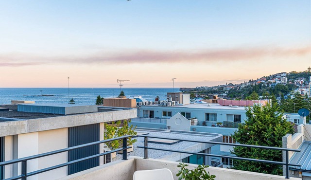 The Arden 7 Coogee. New Large Quiet Ocean View Balcony Apartment, Next to Beach