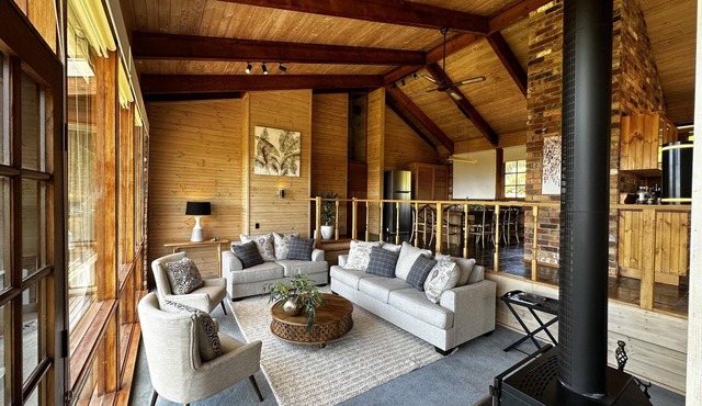 The Arkadia - Scenic Villa with Pool and Basketball Court