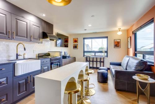 The Armstrong at The Louie Boutique Motel, Walk to Everything! Dog Friendly!