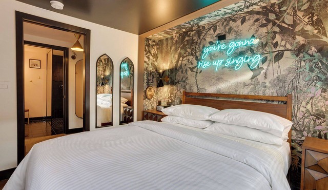 The Armstrong @ The Louie Boutique Motel, Walk to Everything! Dog Friendly!