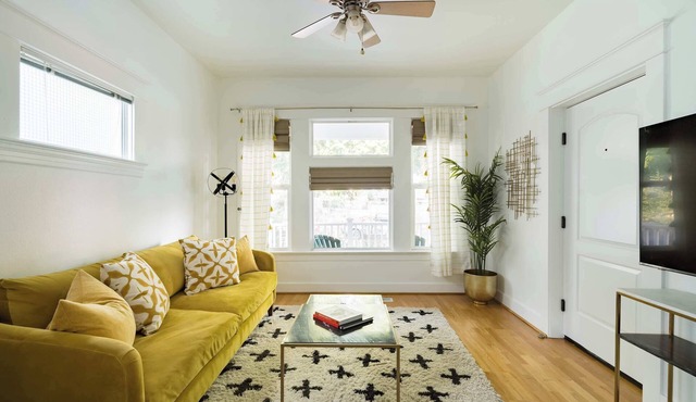 The Art Deco Lounge - 95 WalkScore - Live Music