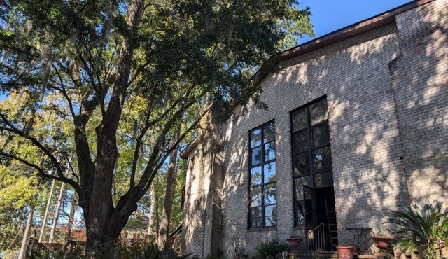 The Art History House, indoor heated pool, 3 bedrooms, with two kitchens