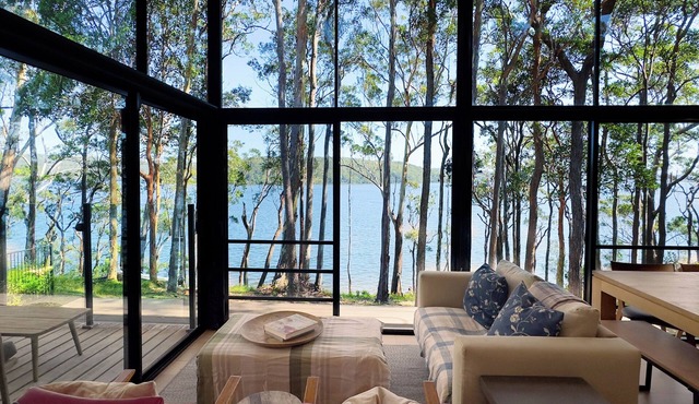 The Art House. Beautiful lake house, on the water, world class beaches nearby