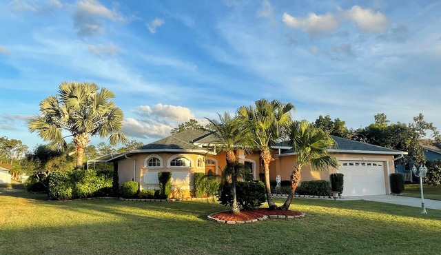 The ArtHouse - modern, stylishly furnished vacation home with pool!