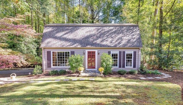 The Artist's Bungalow Cozy 2-bedroom house surrounded by woods in Spartanburg