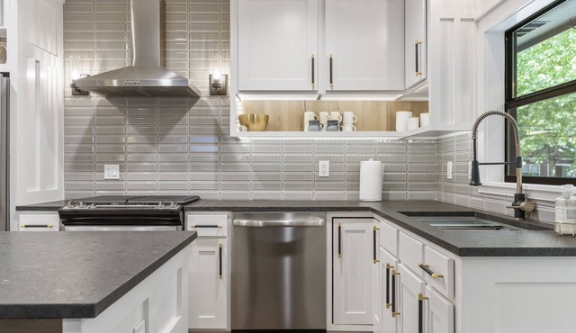 The Artiste Downtown Bungalow. Renovated home in Historic Neighborhood.