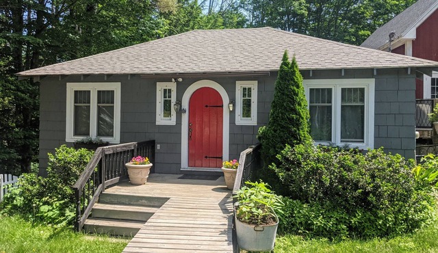 The Artists Cottage is located in Meredith, NH right in the heart of the Lake Winnipesaukee area!