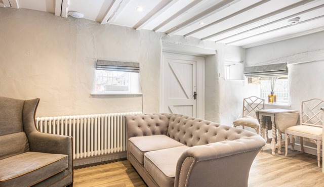 THE ARTISTS LOFT, pet friendly, character holiday cottage in Bakewell