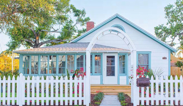 The Ashton Retreat- Vibrant and Chic Cottage 5 minutes from the Beach!