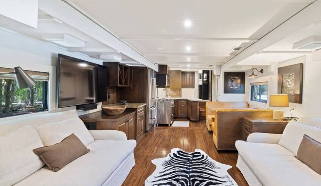 The Aspen Unit near COTA: Hot Tub, BBQ & Events!