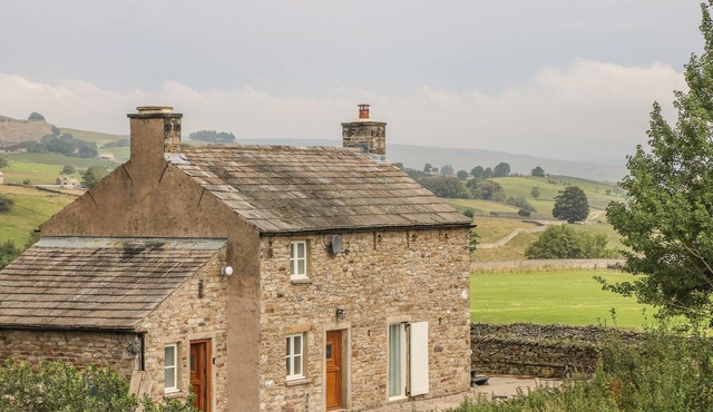 THE ASPENS, pet friendly, with hot tub in Middleton-In-Teesdale