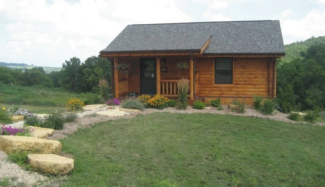 The Aster Cabin. 10 Minutes from Downtown Dubuque. Lorelei Cabin Collection