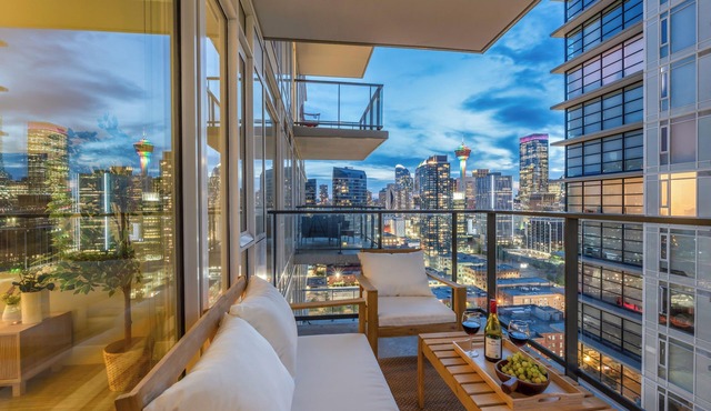 The Astoria | Steps to Stampede+Saddledome+BMO Center| Free Parking