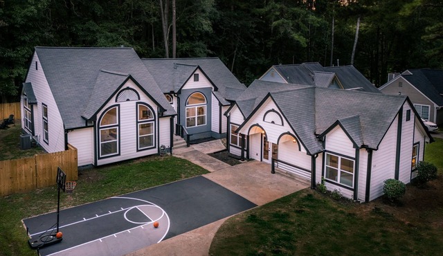 The ATL Abode: Pool, MiniGolf, Fire Pit, Game Room
