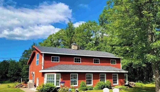 The Atlas House, 1 mile from snowmobile trail & boat launch, secluded house
