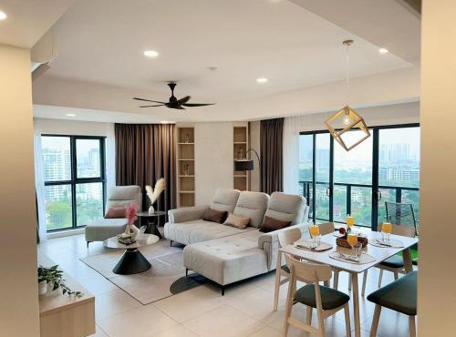 The Atrium at Jalan Ampang by OKBnB - Luxury 3 Bedroom Family Suite with Balcony, 3 mins to KLCC