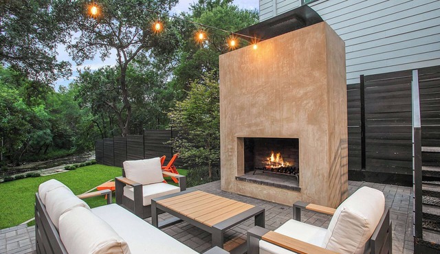 The ATX South Lamar Creekside Retreat with Hot tub