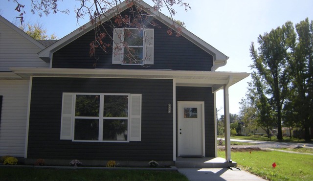 THE AUGUSTUS HOUSE NEW Superb 3-bedroom townhome in Hallsville