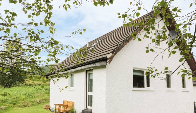 THE AULD TYNDRUM COTTAGE, pet friendly, with open fire in Tyndrum