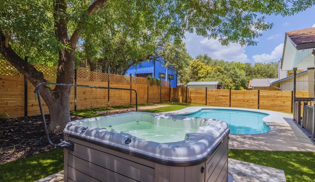 The Austin Vacation Home - 4 bdrms with hot tub, gym, WiFi, work area, pool.