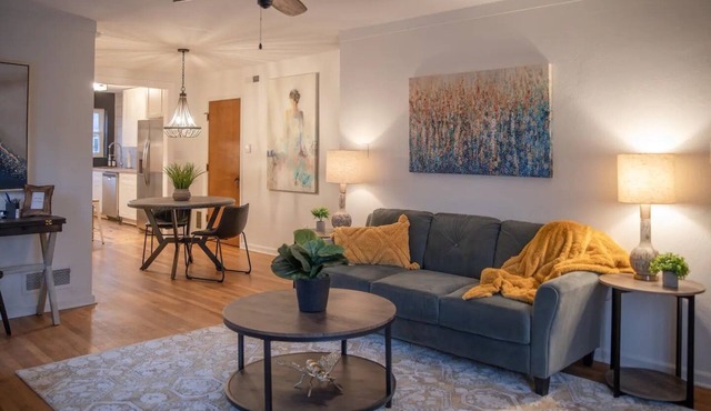 The Avalon (D)- King Bed- Hot Tub- Near OSU