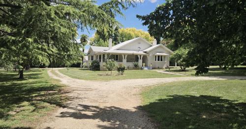 The Avenue Anahdale - Hidden 2.7 Acre Estate in town