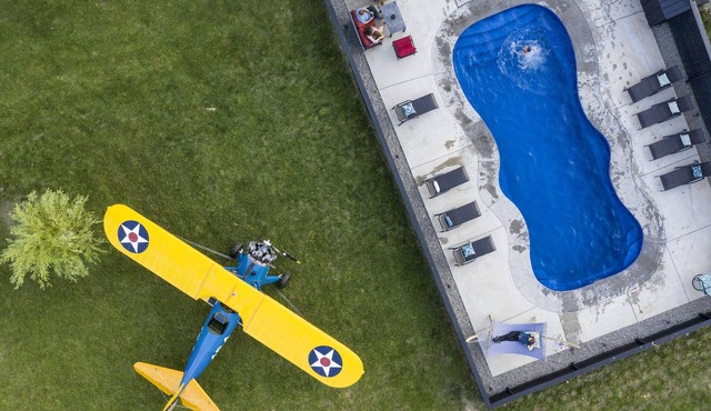 The Aviator’s Lounge, loft living in the NRG, private pool & hot tub